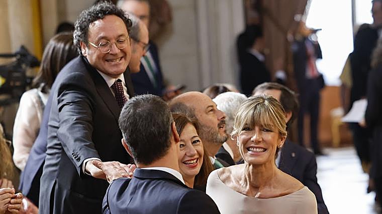 El presidente del Gobierno, Pedro Sánchez (delante), su esposa, Begoña Gómez (d), el fiscal general del Estado de España, Álvaro García Ortiz (i), y la presidenta del Congreso, Francina Armengol (c), antes de los saludos en el Palacio Real