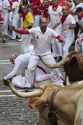 Un joven corredor protege a un colega herido