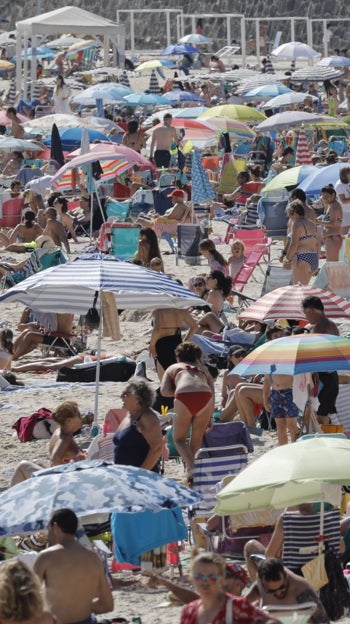 Cientos de bañistas abarrotaban el verano pasado las playas de Sanxenxo