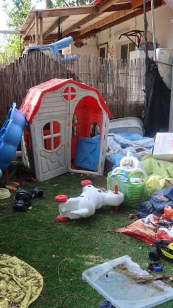 El patio del kibutz de la familia Bibas, con los juguetes de los pequeños asesinados por Hamás.