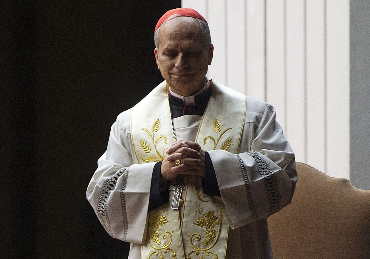 El cardenal Robert Prevost, en una oración por la salud del Papa Francisco durante los días que permaneció ingresado en el hospital Gemelli