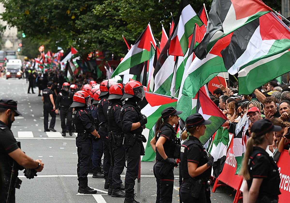 Manifestantes contra Israel en Bilbao, donde no pudo finalizar la undécima etapa de la Vuelta a España