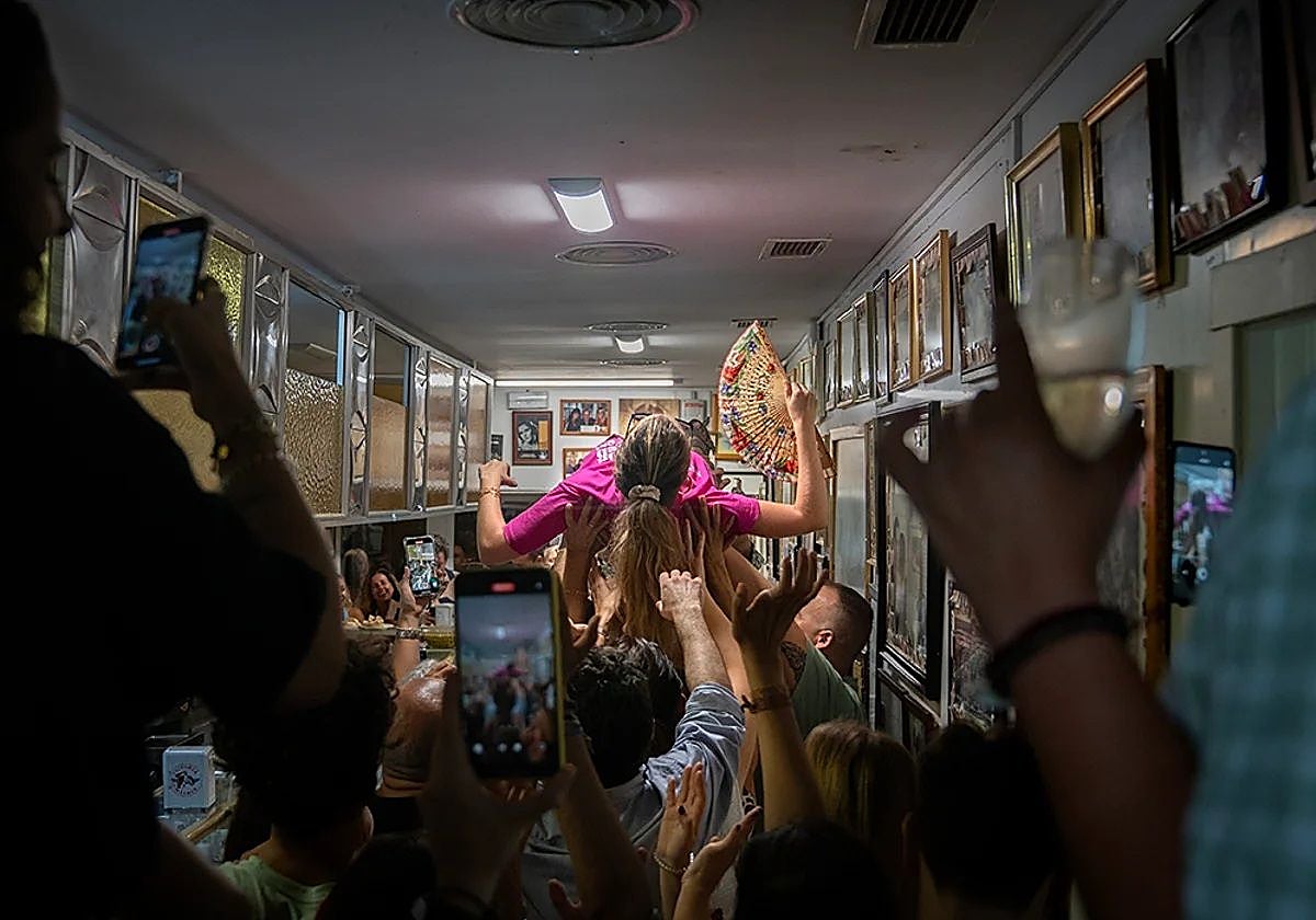 Procesionan a una joven para ir al baño en el Pimpi Florida