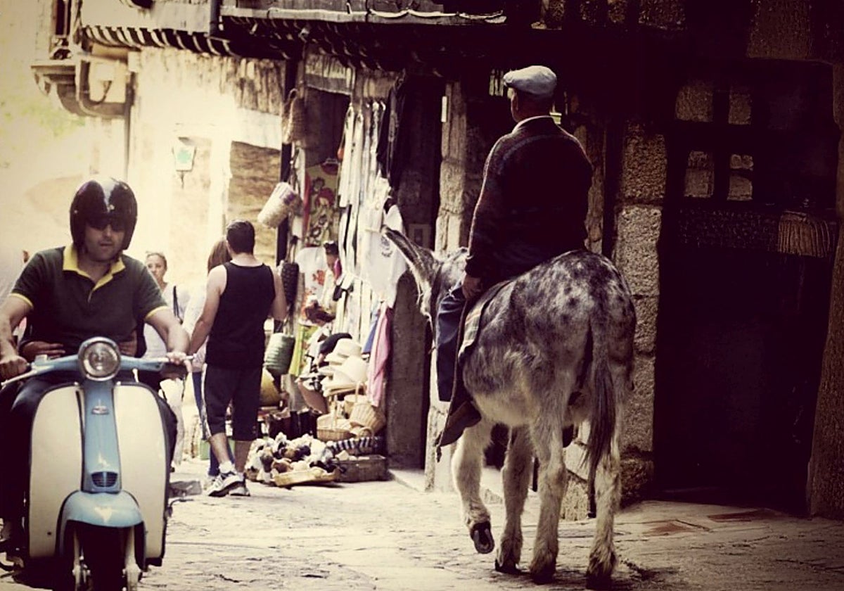 A lomos de un burro en un pueblo de Las Hurdes
