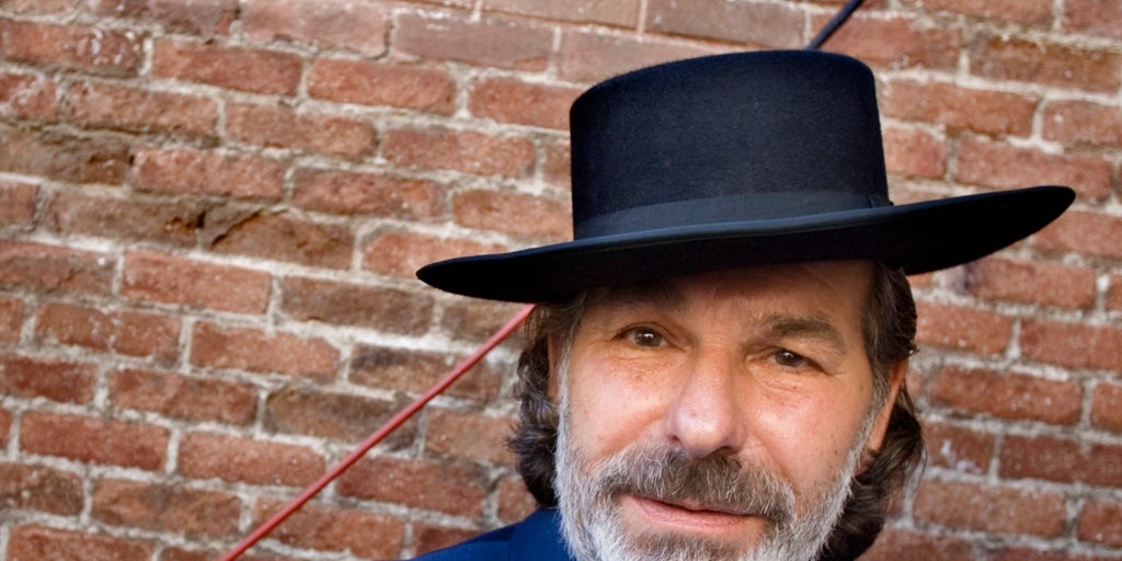 Hay un tipo lanzando pelotitas