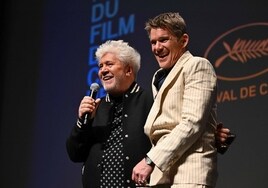 Pedro Almodóvar viste de corto y de Saint Laurent al wéstern en el Festival de Cannes