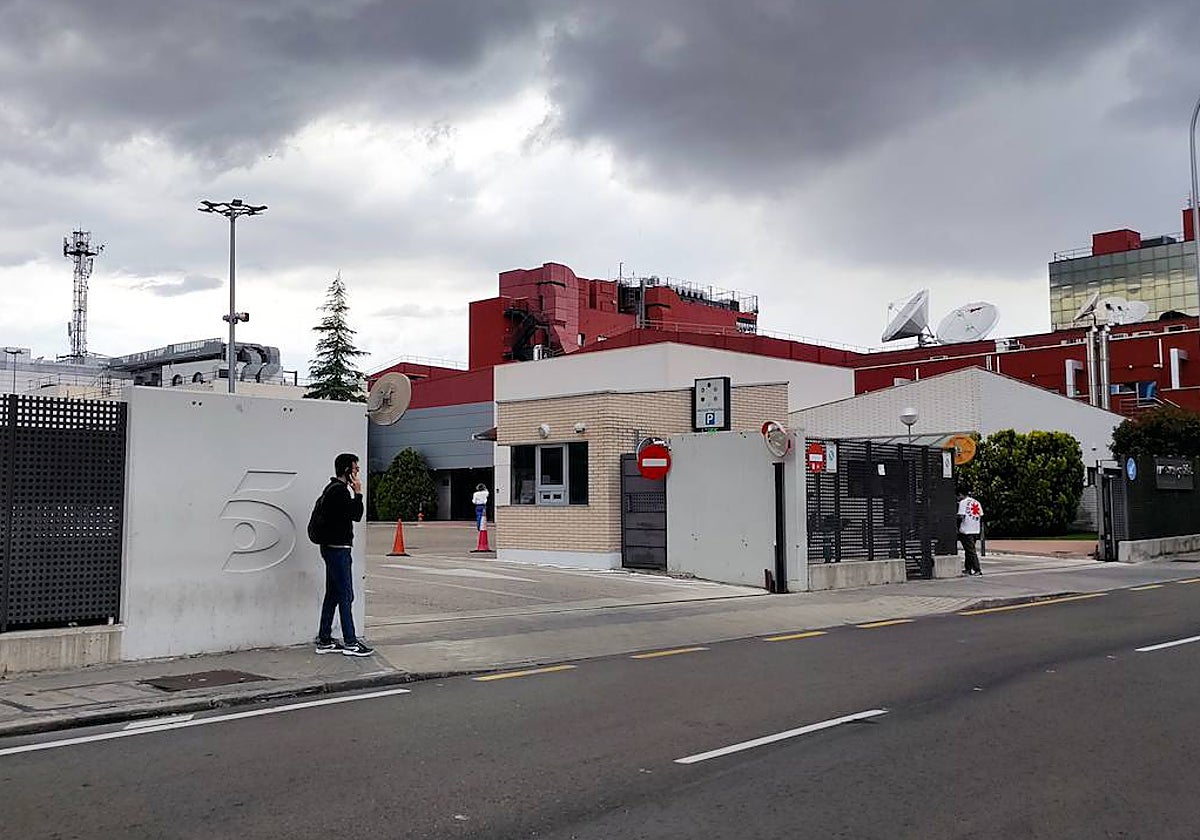 La entrada a las instalaciones de Mediaset a la hora convocada para la protesta de 'Sálvame'