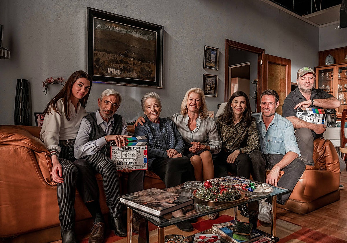 Carmen Climent, Imanol Arias, María Galiana, Ana Duato, Irene Visedo y William Miller, durante el rodaje de la temporada 23 de 'Cuéntame cómo pasó'
