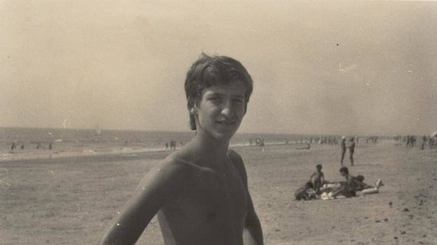 Un Feijóo joven en la playa. Año 1975.