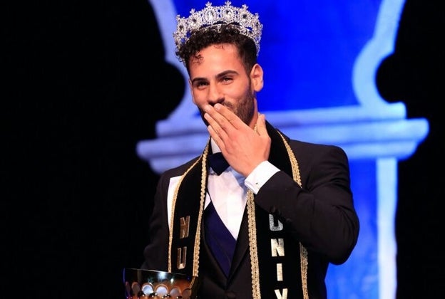 Asraf Beno presume de su corona en el concurso de belleza 'Mister Universo Mundial'