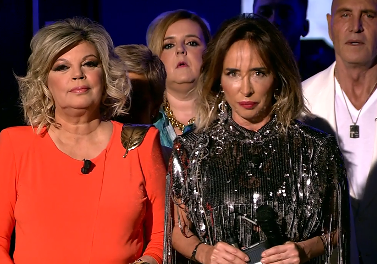 Terelu Campos y María Patiño, el 14 de juio, durante la emisión del último programa de 'Viernes Deluxe' en Telecinco. En la imagen, Chelo García-Cortés, Pilar Vidal y Kiko Matamoros