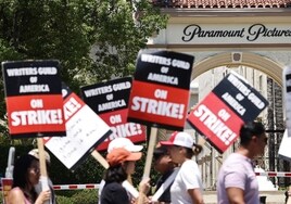 Los guionistas de Hollywood en huelga y estudios  se reunirán esta semana para discutir el reinicio de las negociaciones