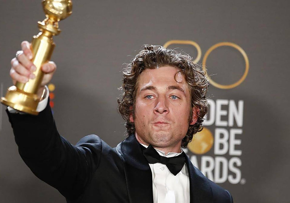 Jeremy Allen White con el Globo de Oro que ganó por su papel en 'The Bear'