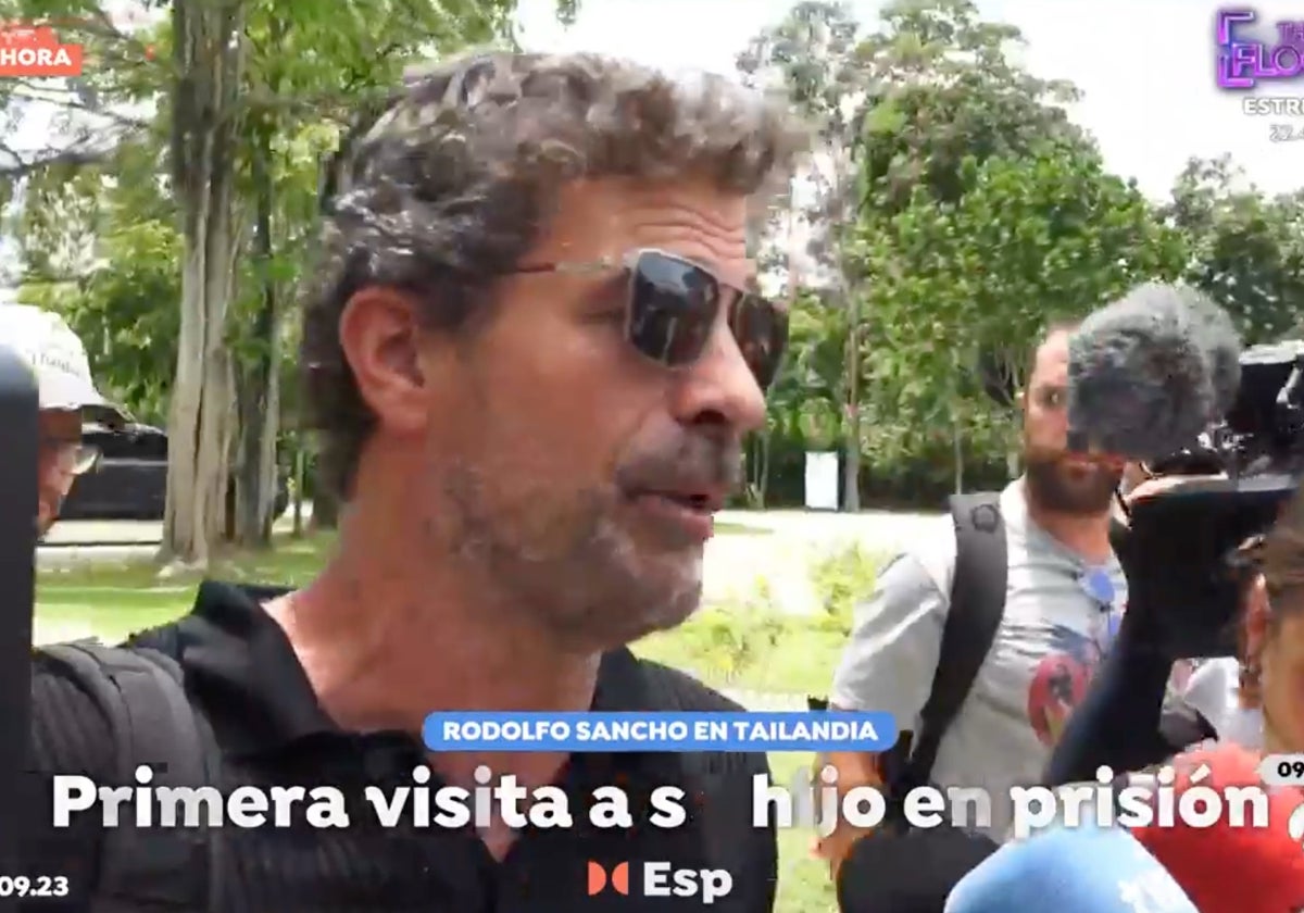 Rodolfo Sancho atiende a los medios de comunicación tras visitar a Daniel Sancho en la cárcel.