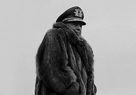 Crítica de 'El Conde' (**): Ortodoncia bufa a los colmillos de Pinochet