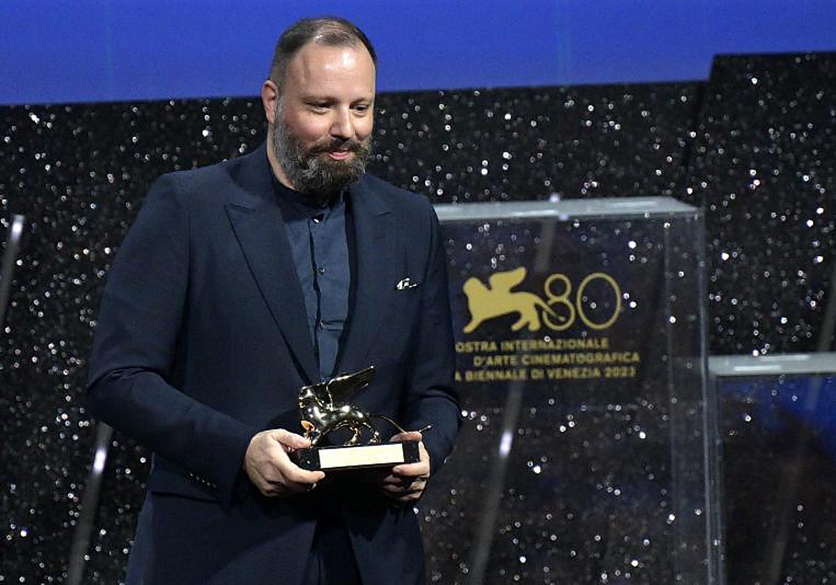 El director griego de cine Yorgos Lanthimos con el León de Oro por su película 'Pobres criaturas'