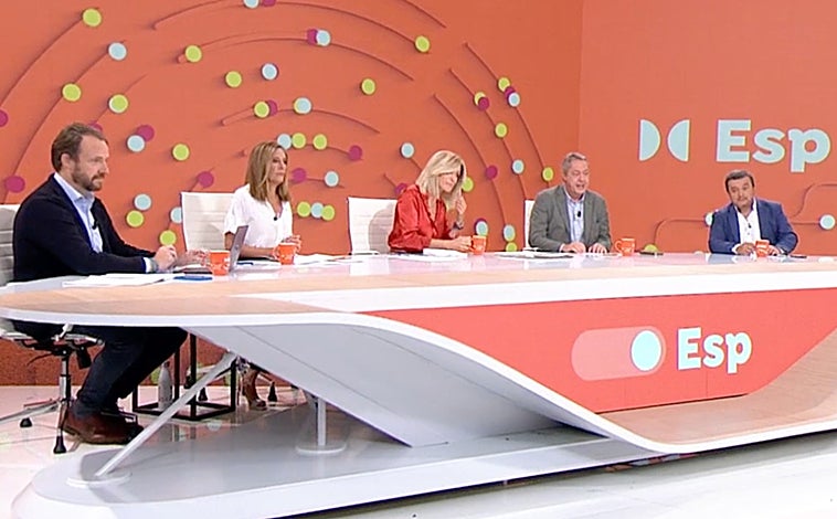 Imagen principal - Susanna Griso deja la taza de café tras haber sido pillada por las cámaras de 'Espejo Público'.