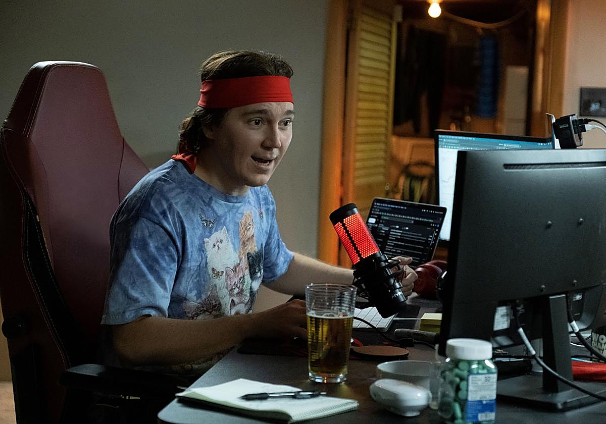 Keith Gill (Paul Dano) puso en jaque a Wall Street con la compra de las acciones de GameStop