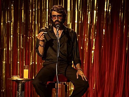 Imagen secundaria 1 - Arriba, Trueba y Verdaguer juntos en Madrid. A la izquierda, Verdaguer caracterizado de Eugenio y Carolina Yuste como Conchita