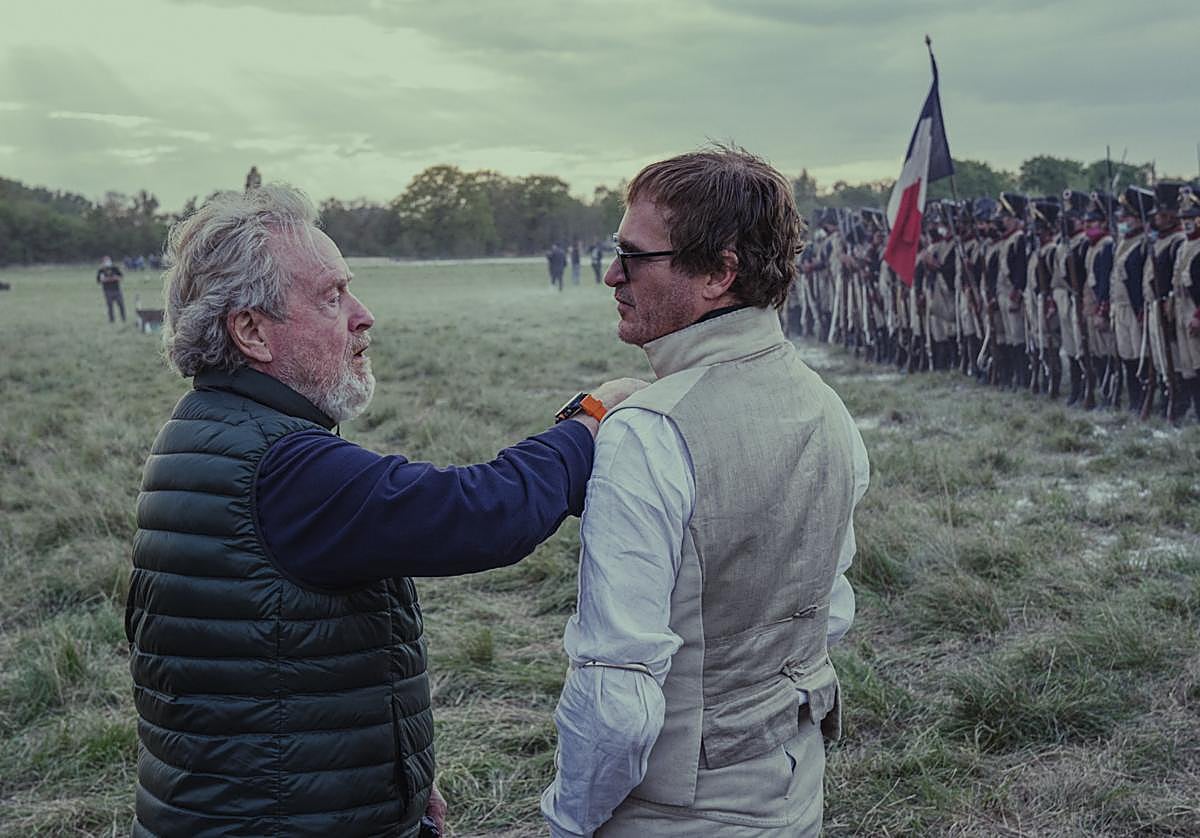 Ridley Scott, con Joaquin Phoenix en el rodaje de 'Napoleón'
