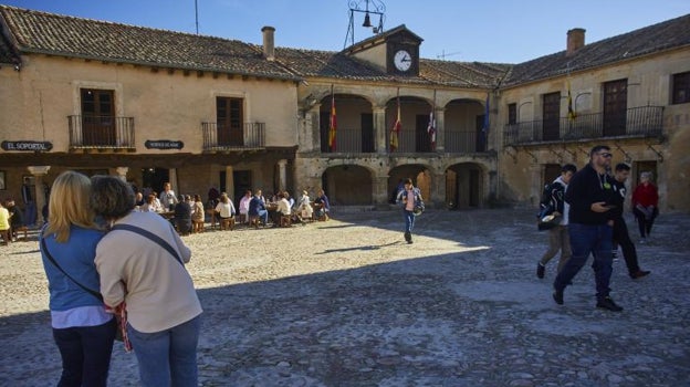 Turistas en la plaza de Pedraza