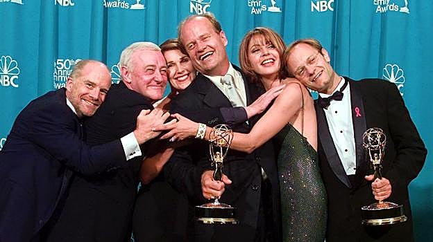 Kelsey Grammer junto a sus compañeros de reparto en 'Frasier'
