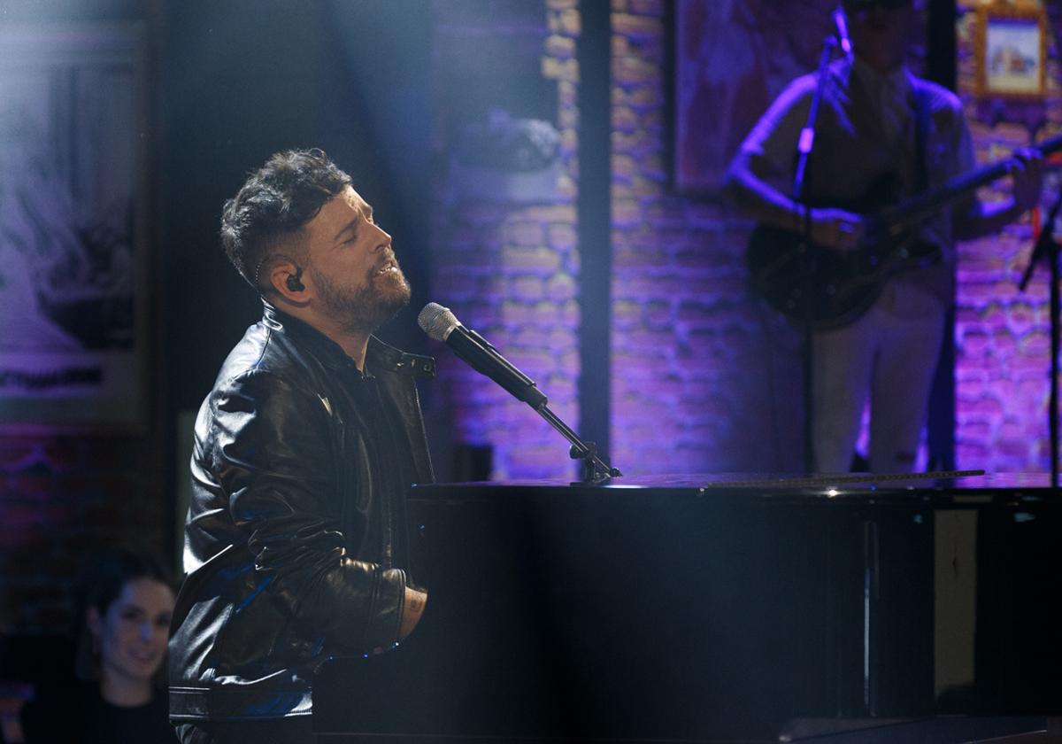 Pablo López al piano en la Nochebuena de La 1