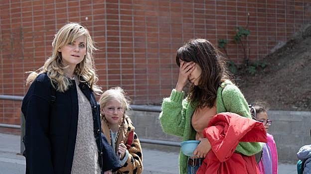 Liv Mjönes y Aina Clotet son madres y vecinas en 'Esto no es Suecia'