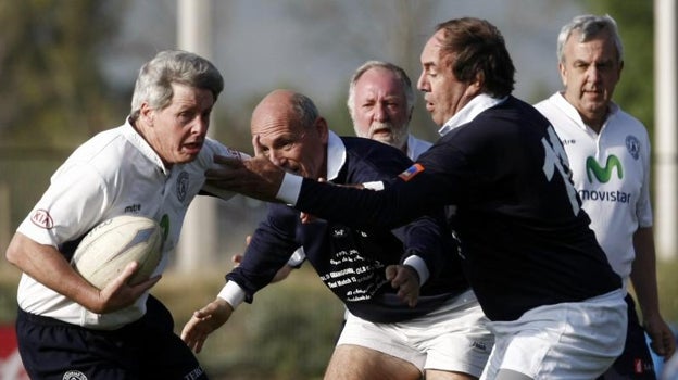 Parrado, en la derecha, durante un partido solidario de rugby