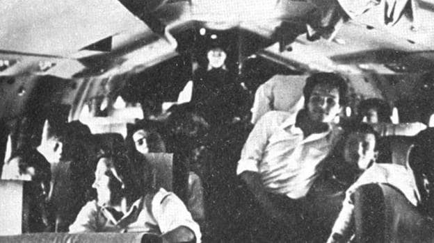 Imagen antes - Arriba la foto real del interior del avión y abajo la reproducción en la película de Bayona