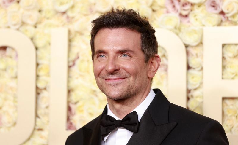 El actor Bradley Cooper en la alfombra roja de los Globos de Oro 2024