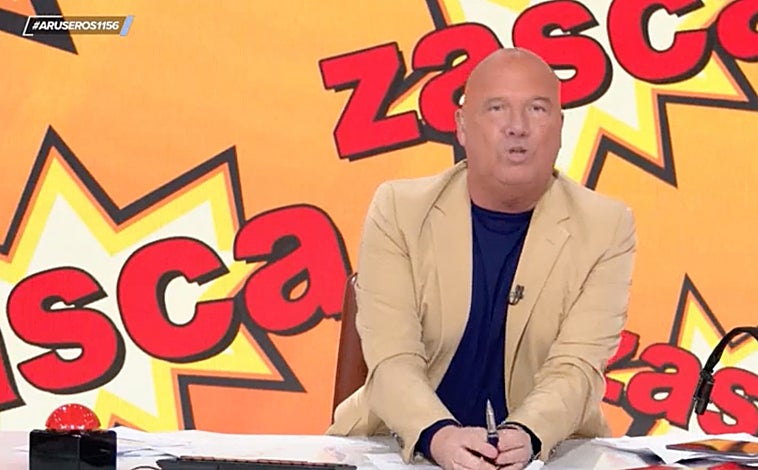 Imagen principal - Alfonso Arús, presentador de 'Aruser@s', y sus colaboradores han alucinado tras escuchar a Alba Carrillo.