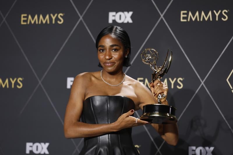 Ayo Edebiri posa con su galardón a mejor actriz de reparto en una serie de comedia en los Emmys 2023