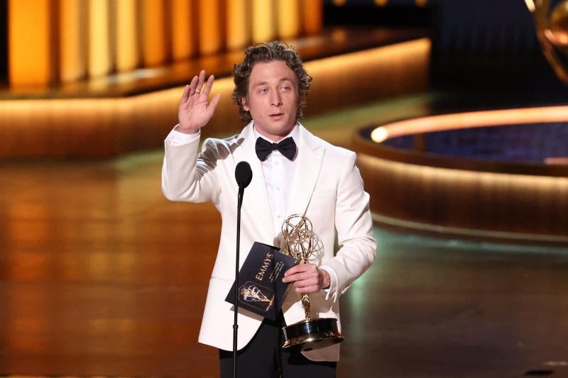 Jeremy Allen-White recoge su premio a mejor actor principal en una serie de comedia en los Emmys 2023