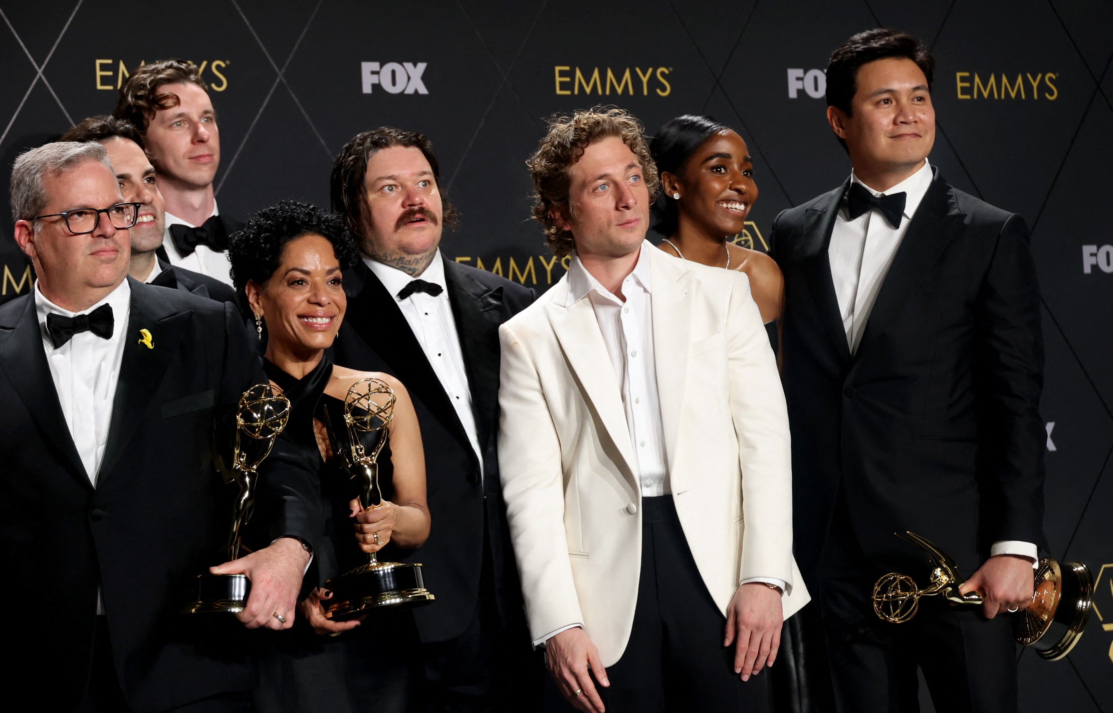 El reparto de 'The Bear' posa con sus galardones en la alfombra plateada de los Emmy