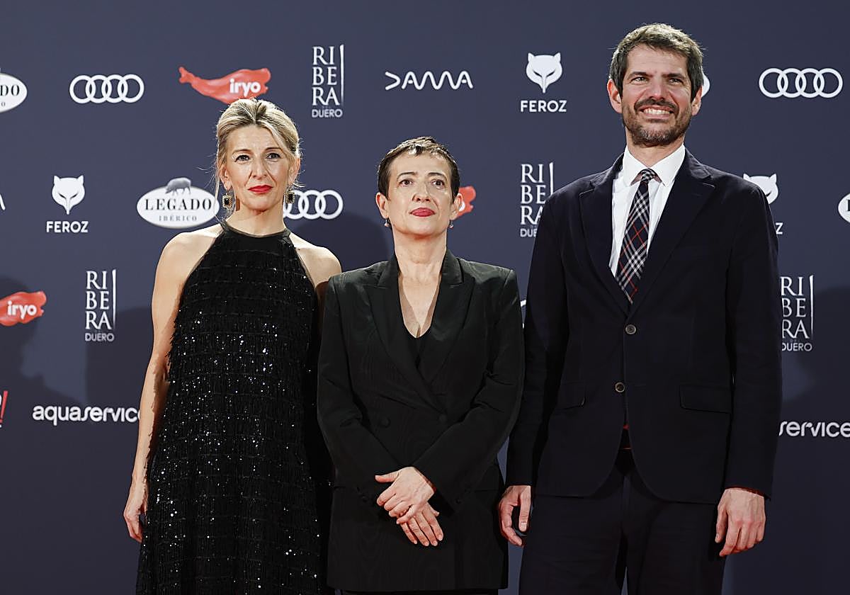 La vicepresidenta segunda, Yolanda Díaz; la presidenta de la Asociación de Informadores de Cine de España (AICE), María Guerra, y el ministro de cultura, Ernest Urtasun Domènech