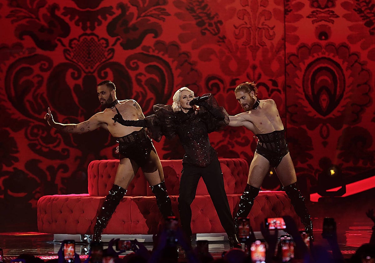 Nebulossa interpretando 'Zorra'