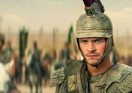 La serie sobre Alejandro Magno de Netflix desata la polémica en Grecia al mostrar la homosexualidad del 'César' macedonio