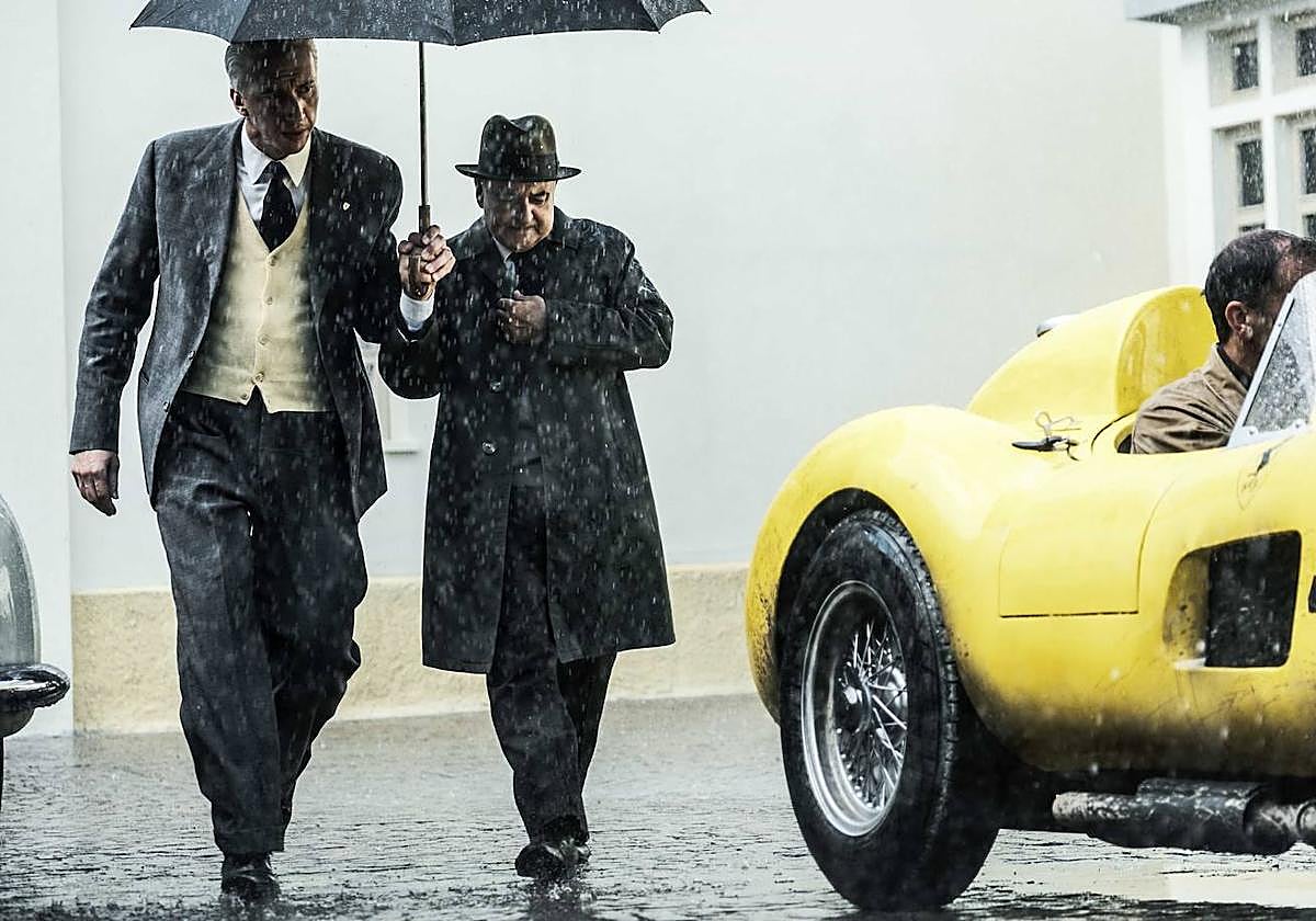 Enzo Ferrari (Adam Driver) junto al Rey Husein de Jordania (Jonathan Burteaux) en 'Ferrari'