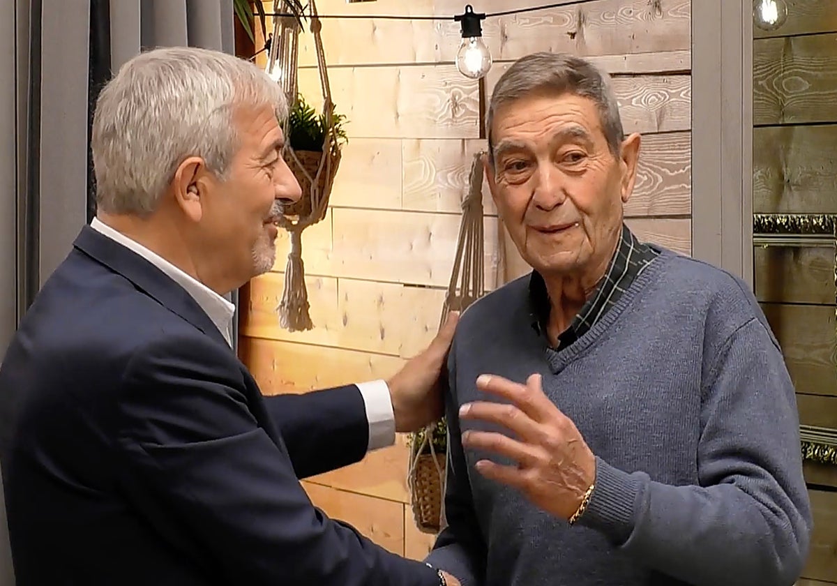 Carlos Sobera recibiendo a José Antonio en el restaurante