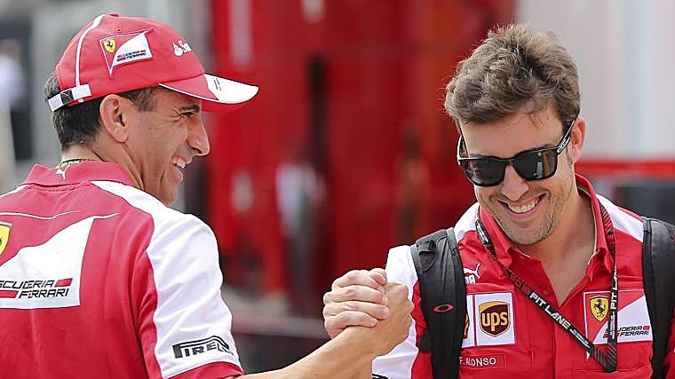 Marc Gené, saludando a Fernando Alonso durante su etapa juntos en Ferrari