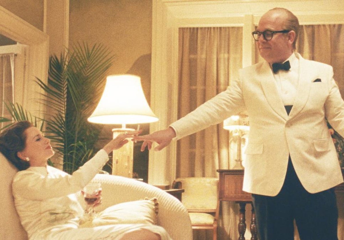 Naomi Watts (Babe Paley) y Tom Hollander (Truman Capote) en 'Capote vs. The Swans'