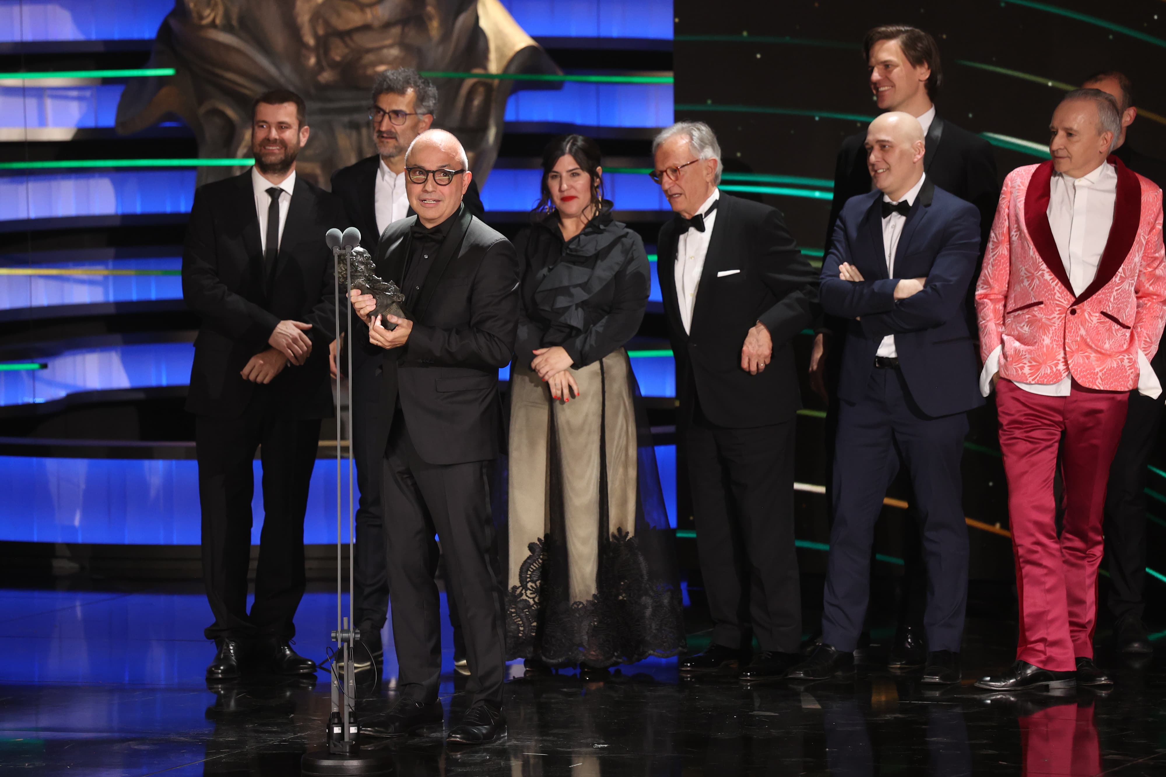 Pablo Berger recibe el Goya a Mejor Película de Animación por 'Robot Dreams'. En la foto, con parte del equipo de la película.