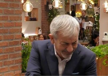 «¡J***, la leche!», Carlos Sobera da el susto al marearse en 'First Dates' por 'culpa' de una soltera