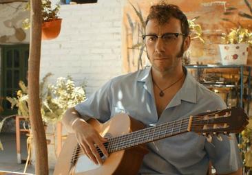 'La estrella azul': La quijotesca idea de perseguir a un poeta del rock fugado