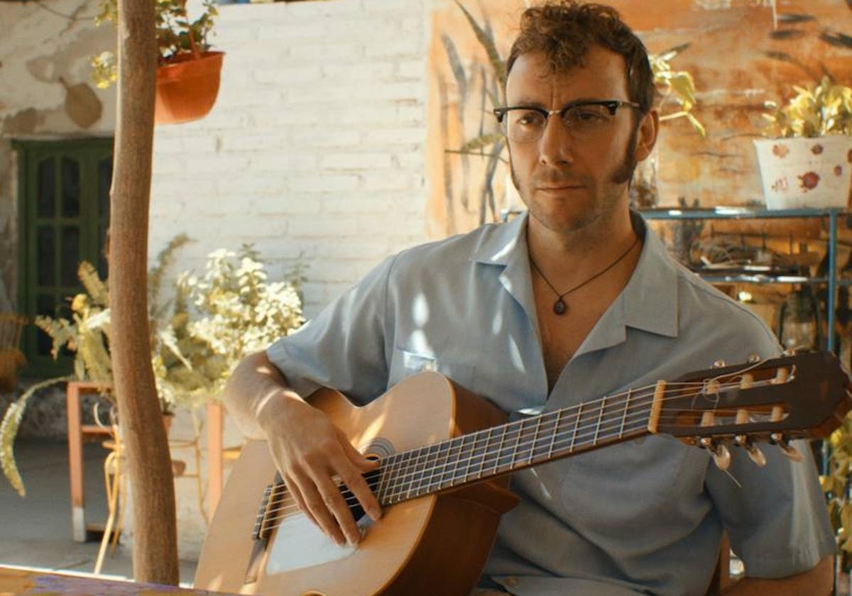 El actor Pepe Lorente (que interpreta a Mauricio Aznar) en la casa de Carlos Carabajal en Santiago del Estero, Argentina, durante el rodaje de 'La estrella azul'