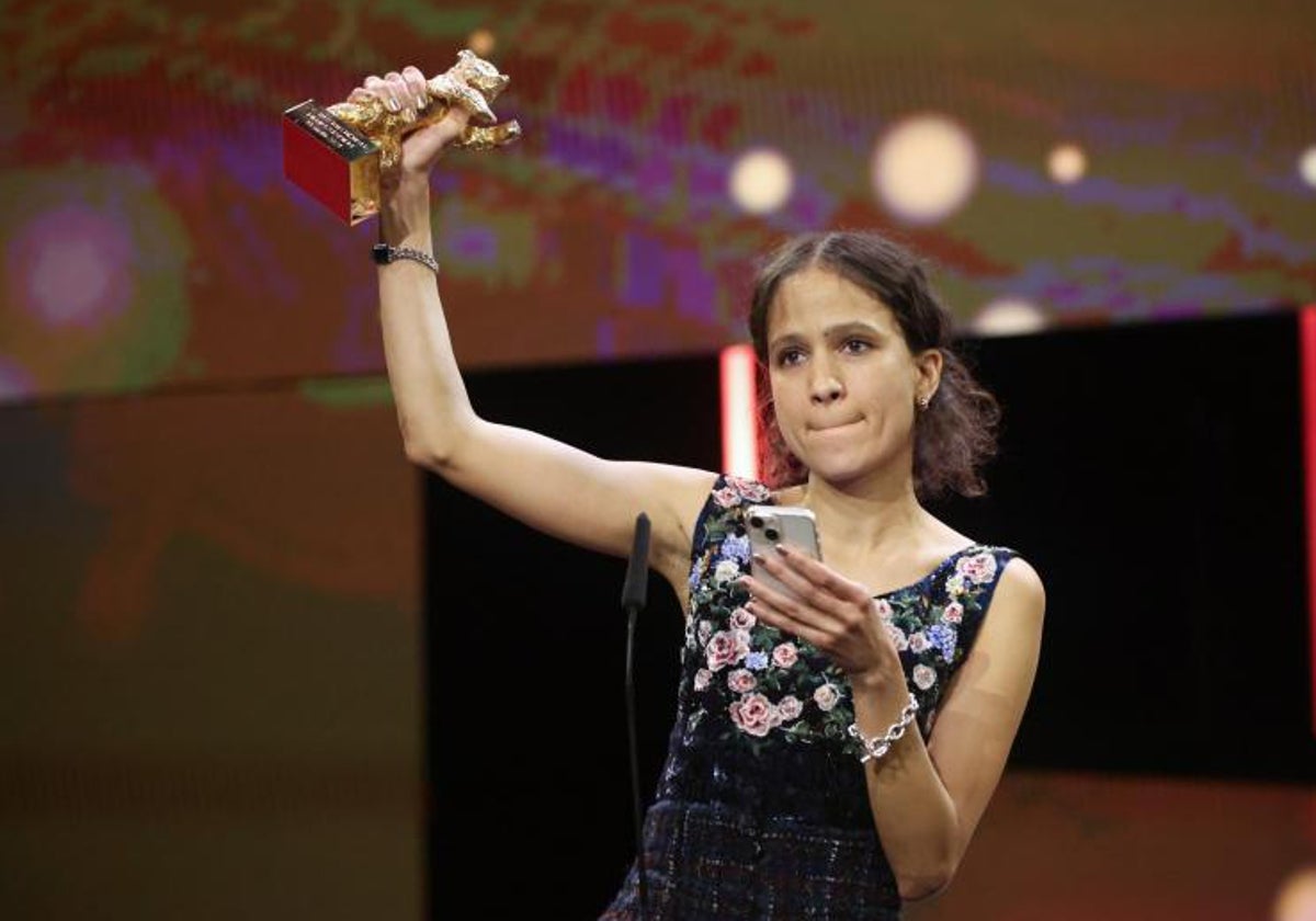 Mati Diop, directora de 'Dahomey', alza el Oso de Oro