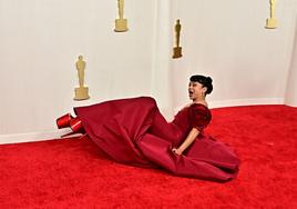 La aparatosa caída de la actriz Liza Koshy en la alfombra roja de los Oscar