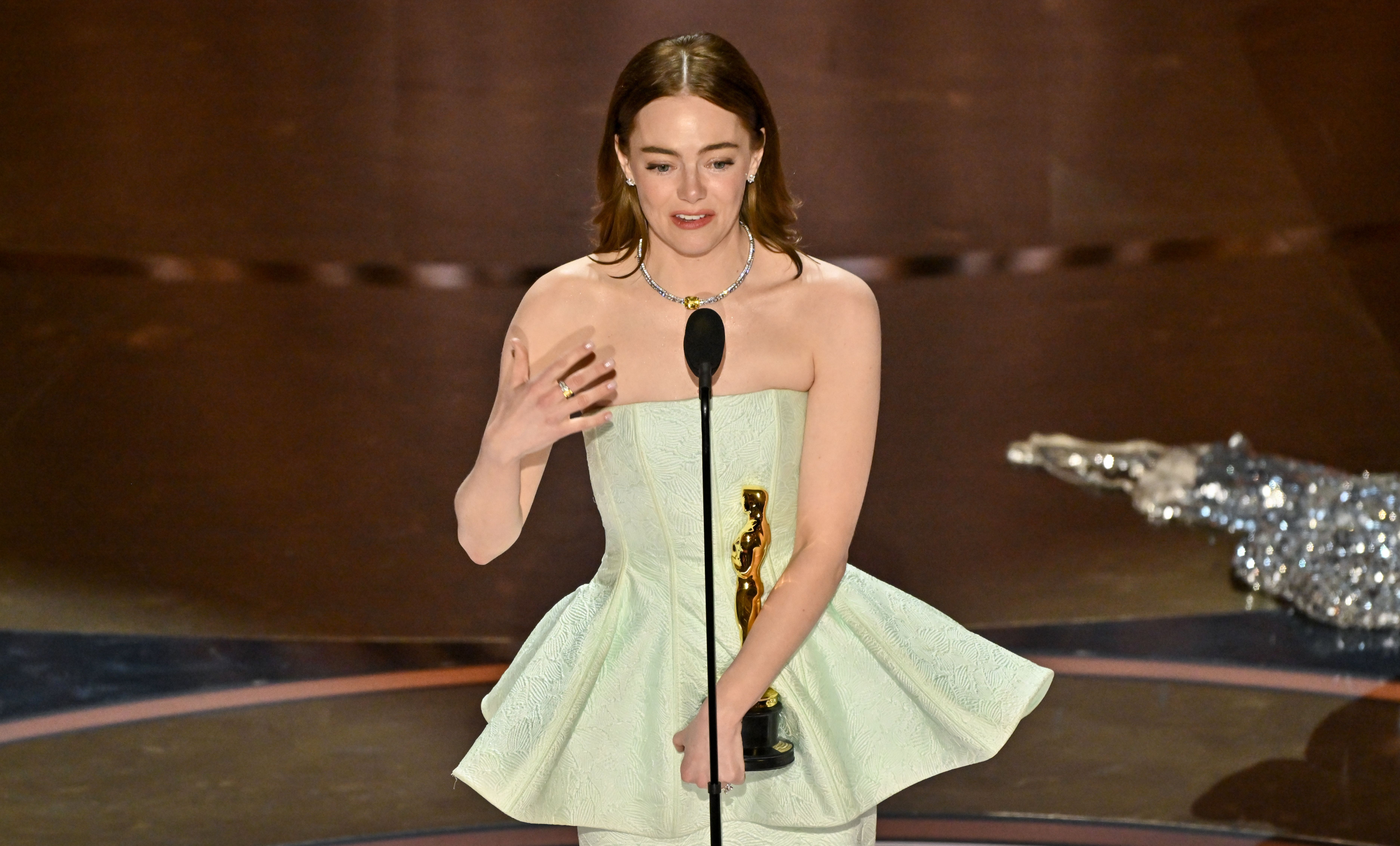 Emma Stone al ganar el Oscar: «No os fijéis en la parte trasera, se me ha roto el vestido»