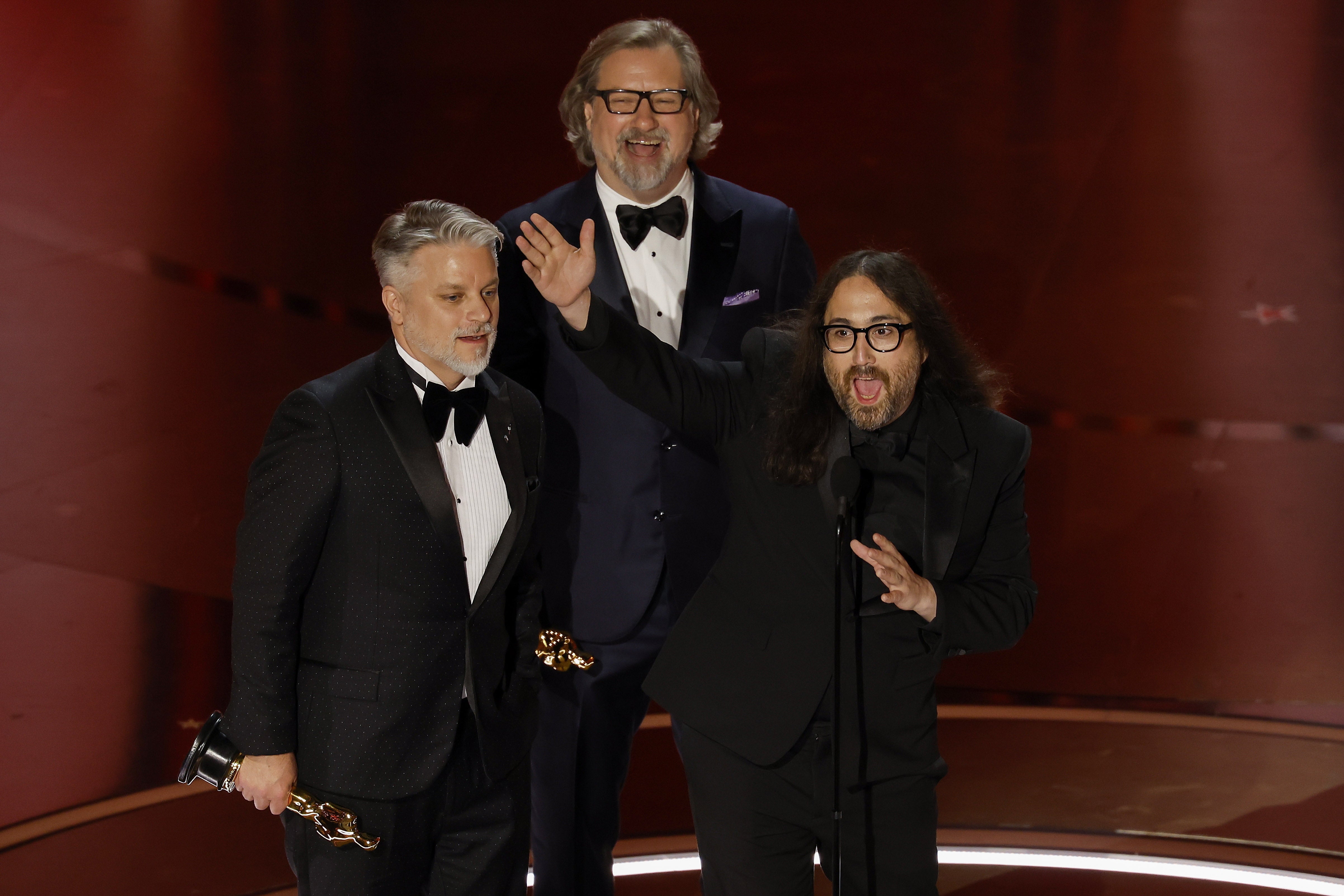 Los ganadores del mejor corto animado Brad Booker (i), Dave Mullins (c), y sean Lennon (d) durante la 96ª ceremonia